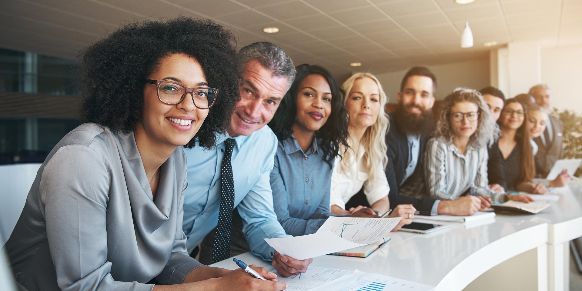 groupes de personnes souriantes réunis à une table