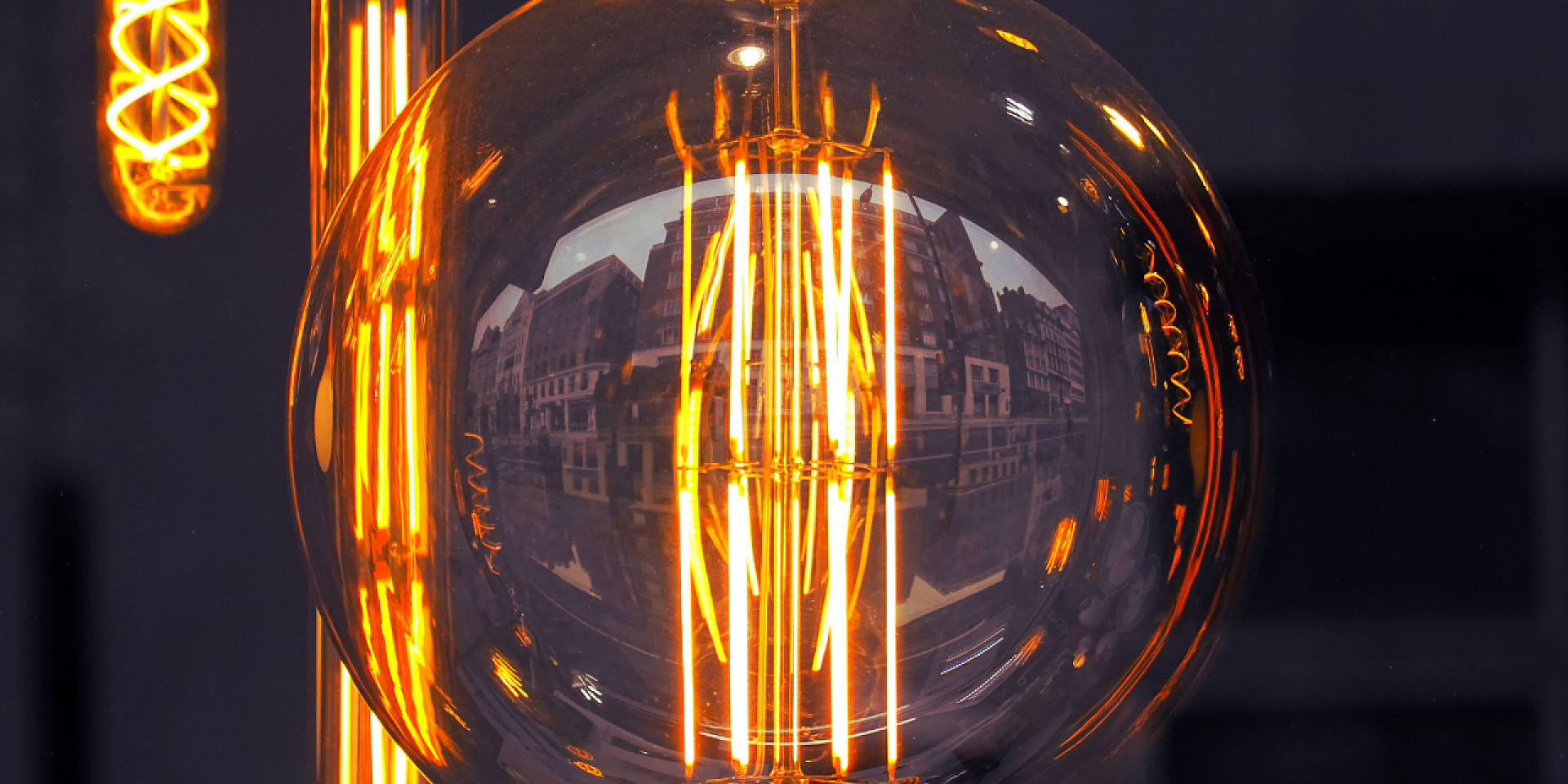 Light reflection in globe