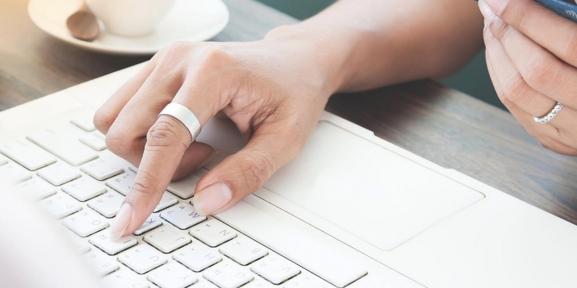 Doight sur le clavier d'un ordinateur portable