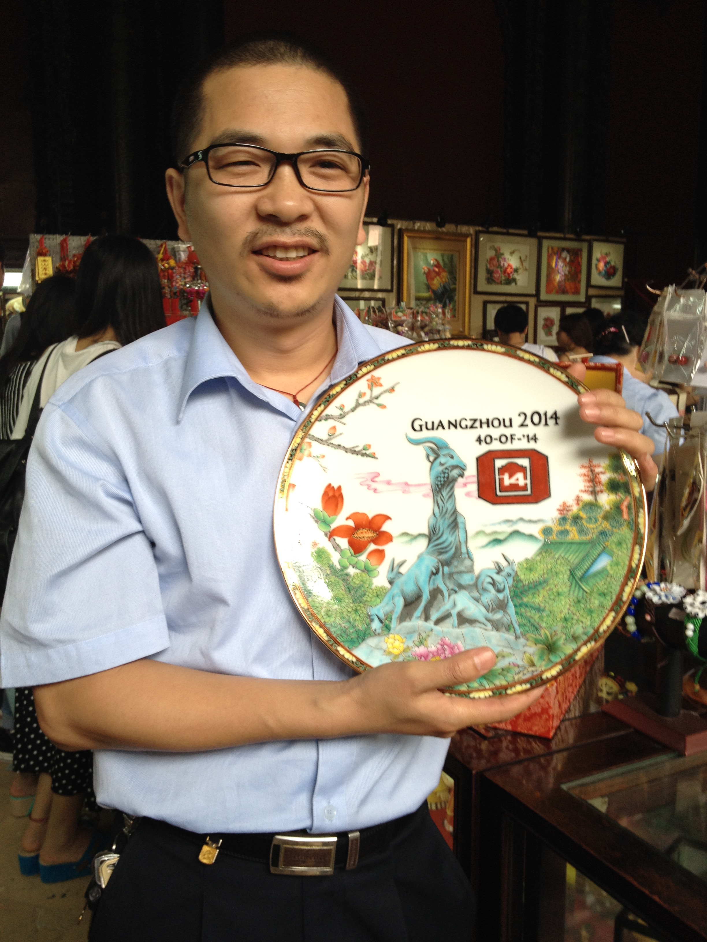 Chen Bo, artist holding his painted plate, the class gift